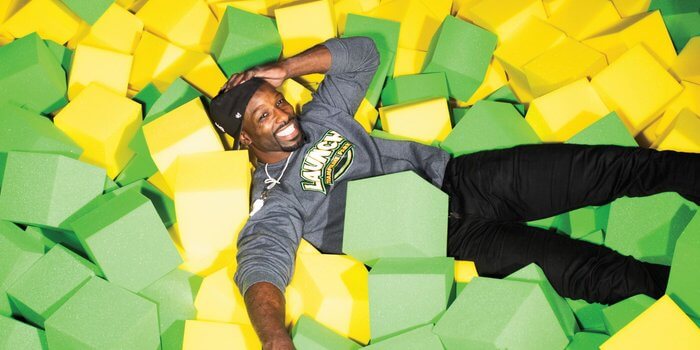 ستاره پیشین NFL، Jason Avant شغل جدیدی در Trampoline Parks دارد. 